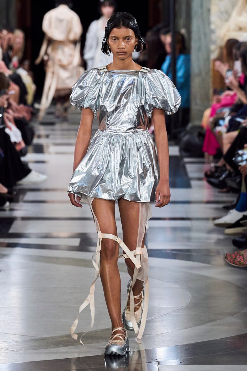 Simone Rocha Debuts SS23 Collection at LFW | Hypebae Simone Rocha Debuts SS23 Collection at LFW | Hypebae