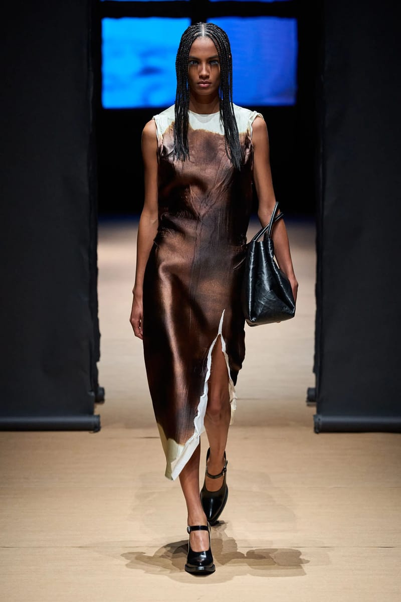 【 新品 】PRADA CATWALK Prada SS23: Extra-Heavy Falsies, Slits, Skinny Pants | Hypebae