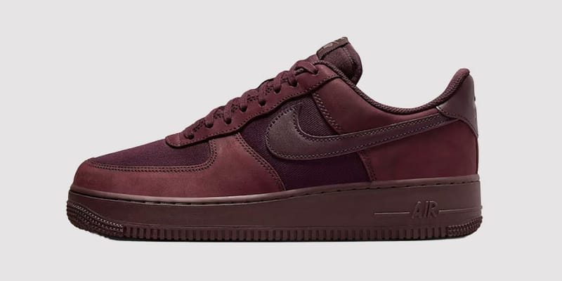 Maroon on sale nike sneakers