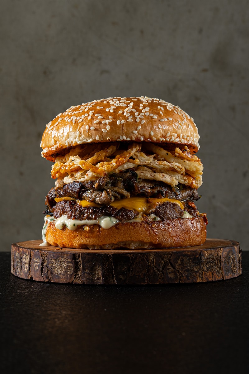 Lawless Burgerbar Rayakan 10 Tahun Lawless dengan Burger Raksasa 