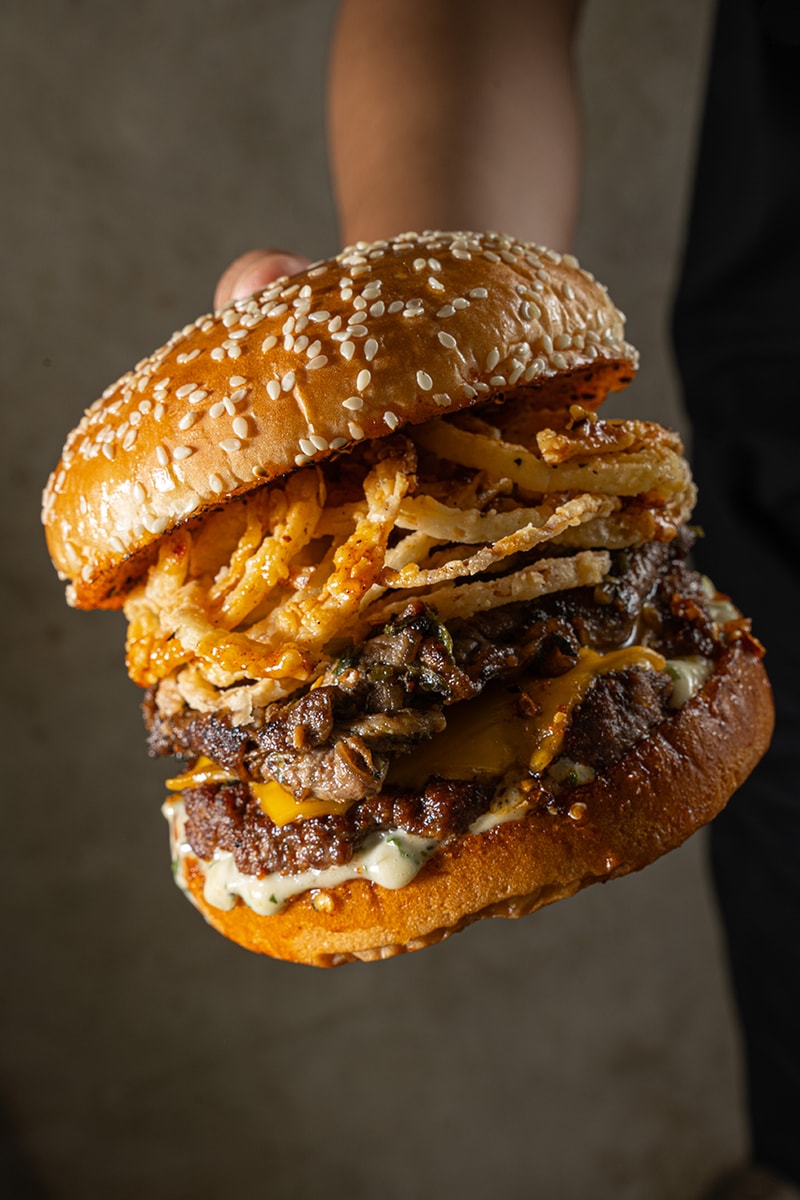 Lawless Burgerbar Rayakan 10 Tahun Lawless dengan Burger Raksasa 