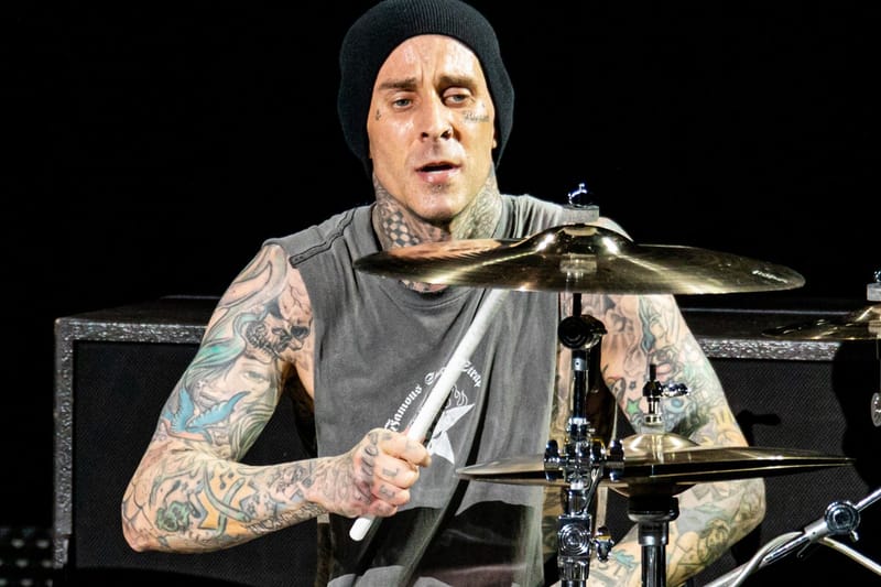 Travis Barker Akhirnya Naik Pesawat Lagi Sejak Alami Kecelakaan