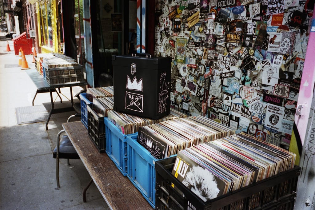 Jean-Michel Basquiat のアートワークを使用した “Beat Bop Record Box
