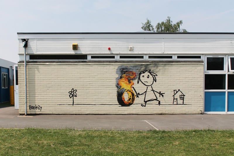 Banksy が自分の名前が命名された母校の教室に壁画を描く | Hypebeast.JP