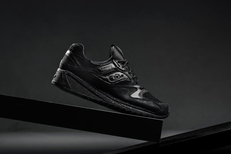 漆黒の Saucony Grid 8500 