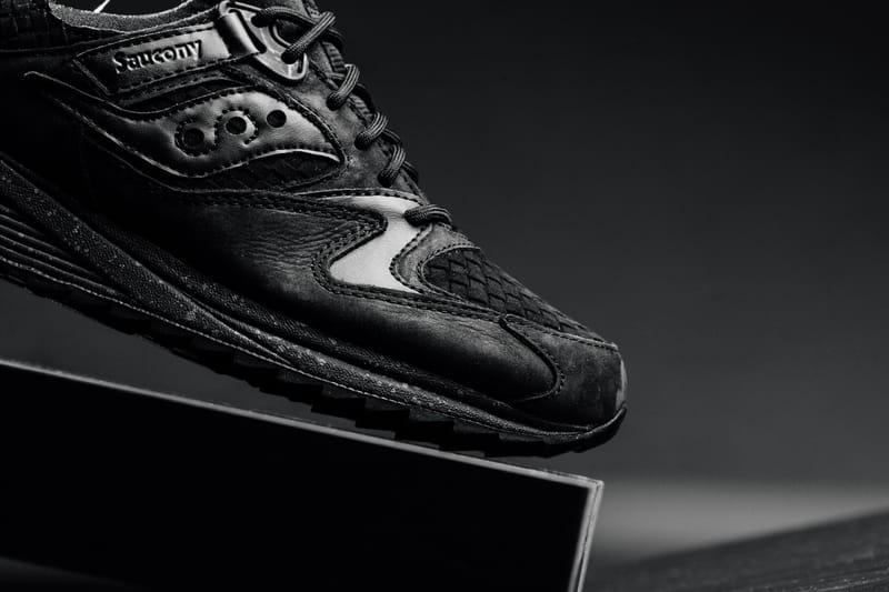 漆黒の Saucony Grid 8500 