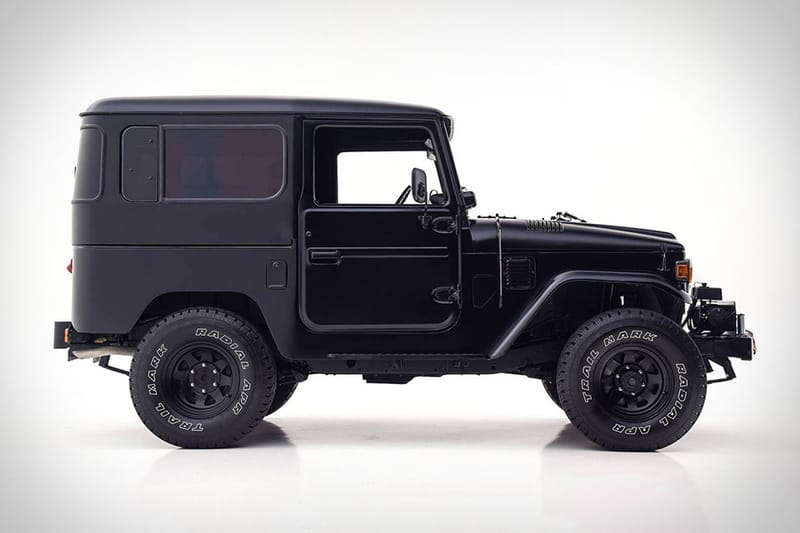 マットブラックカラーで生まれ変わった1979年製 FJ40型