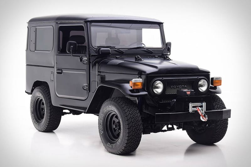 マットブラックカラーで生まれ変わった1979年製 FJ40型