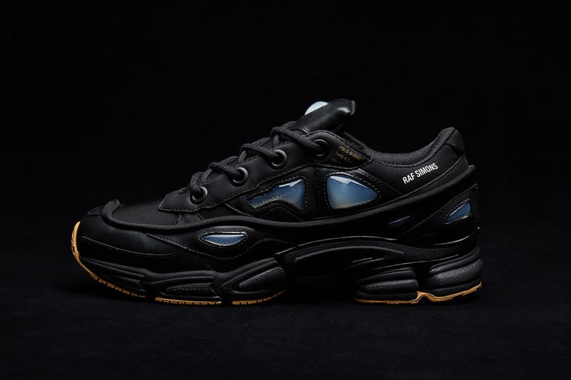 adidas by Raf Simons のタッグよりブラックカラーの Ozweego ...