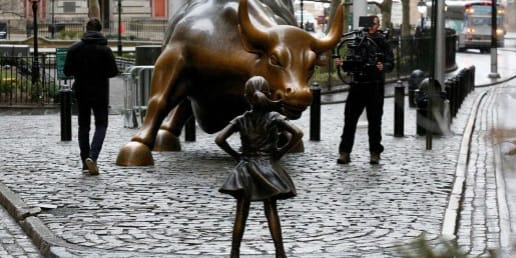ニューヨークのウォールストリートに“恐れを知らぬ少女”の銅像が