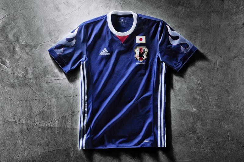 adidas が袖元に炎をまとった日本代表W杯初出場20周年メモリアル