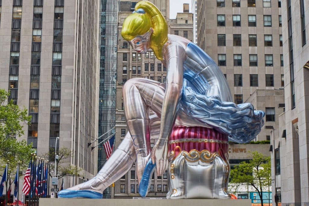 現代美術家のジェフ・クーンズがNYの街中に設置した巨大なバルーン