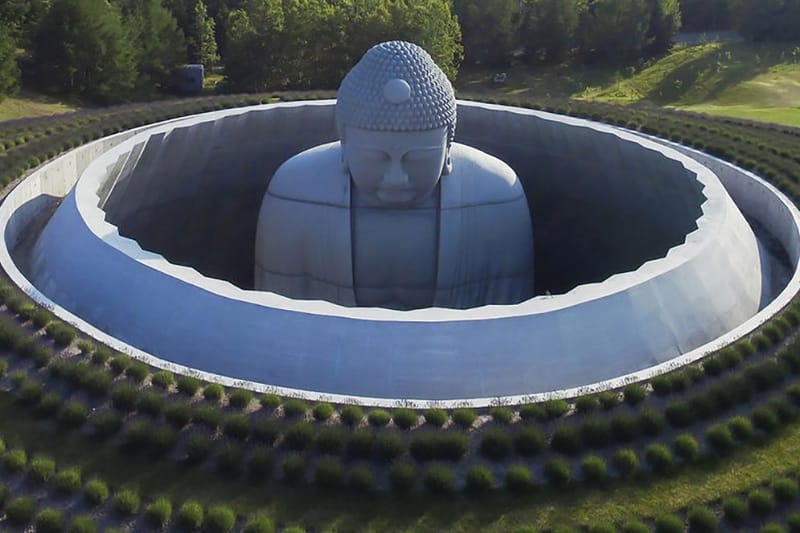 札幌の霊園にある安藤忠雄が設計を手がけた想像力で見る“頭大仏 