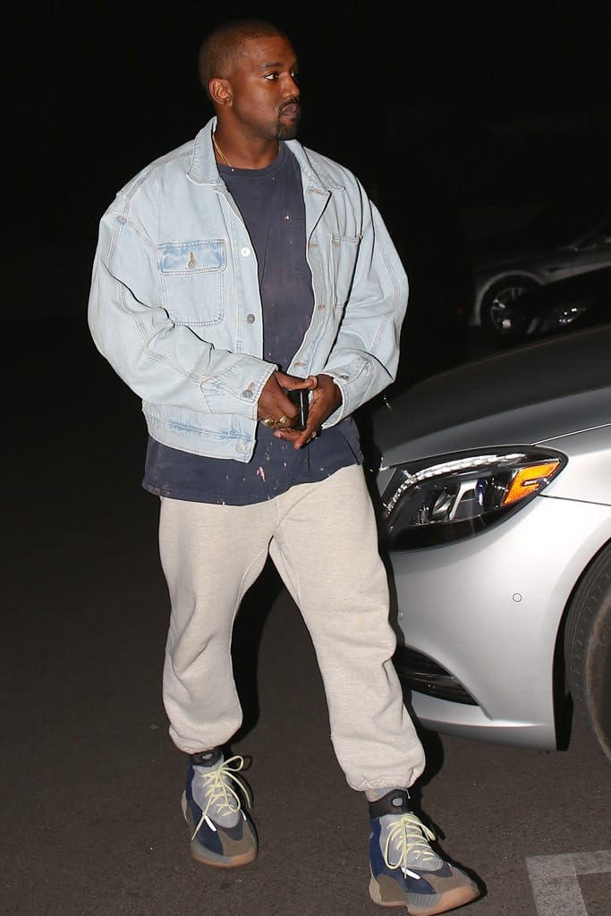 Kanye West が初見の YEEZY スニーカーを履いて外出する姿をパパラッチ 