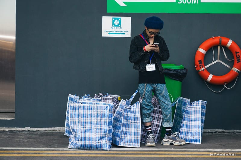 DHL 一色で埋め尽くされた Vetements の香港限定ポップアップ ...