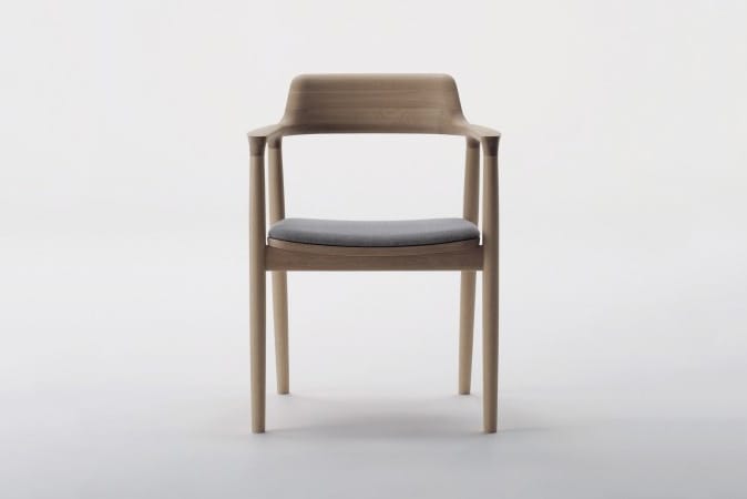 アップルパークのカフェエリアで使用されている木工家具屋 マルニ の