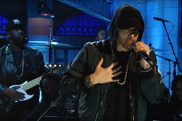 Eminem が新曲 “Walk on Water” をエモーショナルに歌い上げる生放送パフォーマンスの様子をチェック