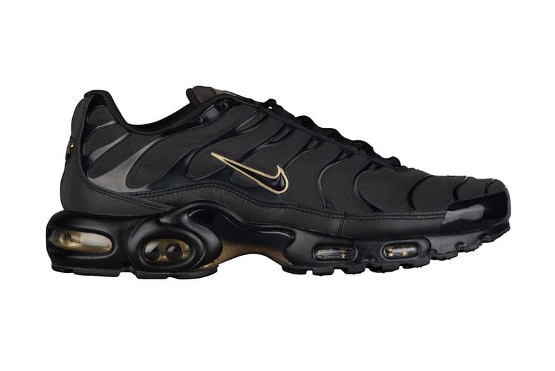 ナイキより Air Max Plus の誕生20周年を記念した新作“黒金”モデルが ナイキより Air Max Plus の誕生20周年を記念した新作“黒金”モデルが