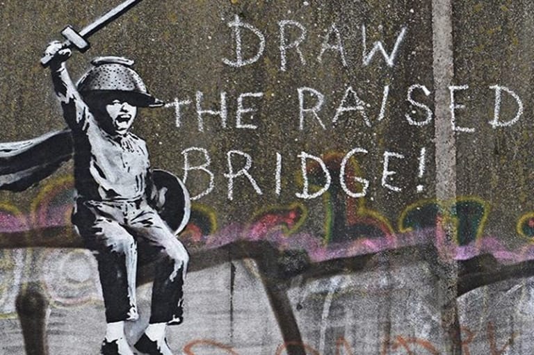 Banksy がヨークシャーの町の荒廃した橋に皮肉めいた最新グラフィティ 
