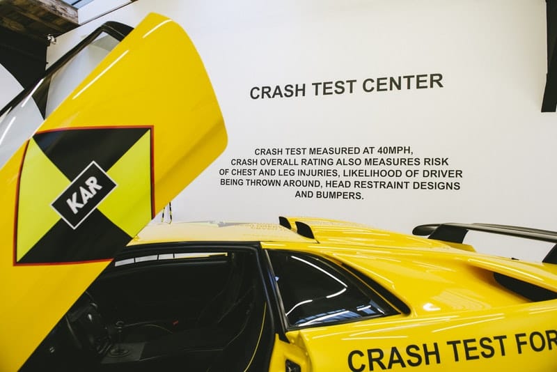 L'Art De L'Automobileによるエキシビション“Crash Test”内部の