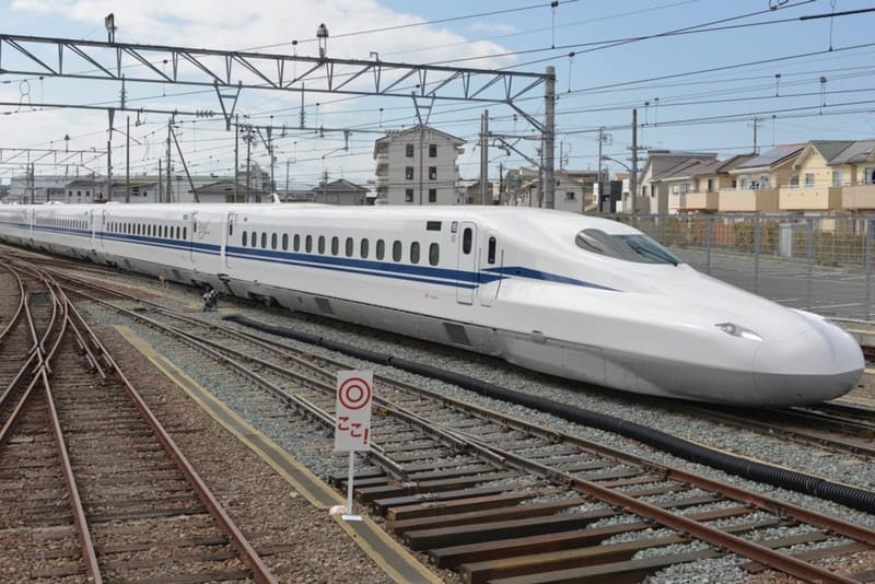 JR が “Supreme” と名付けた東海道新幹線の新型車両を発表 | Hypebeast.JP