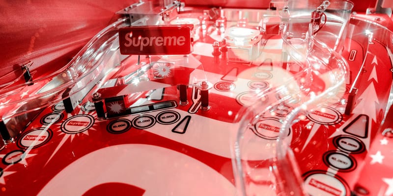 Supreme x Stern 社によるコラボピンボール台にクローズアップ