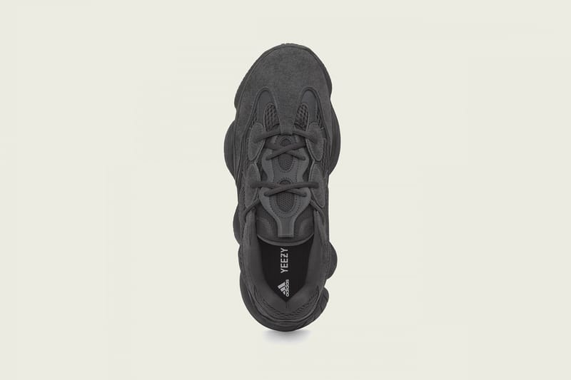 adidas YEEZY 500 “Utility Black” を鮮明に捉えたビジュアルが公開