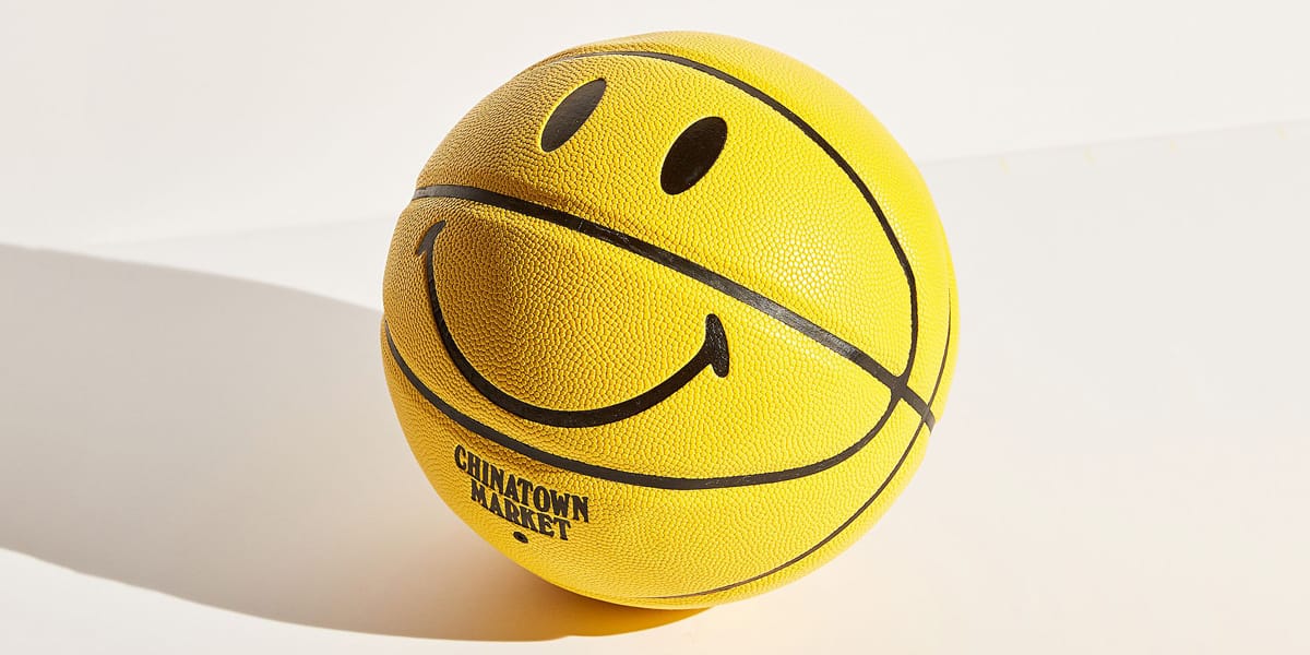 Chinatown Market がスマイルロゴ風のド派手なバスケットボールを発売 
