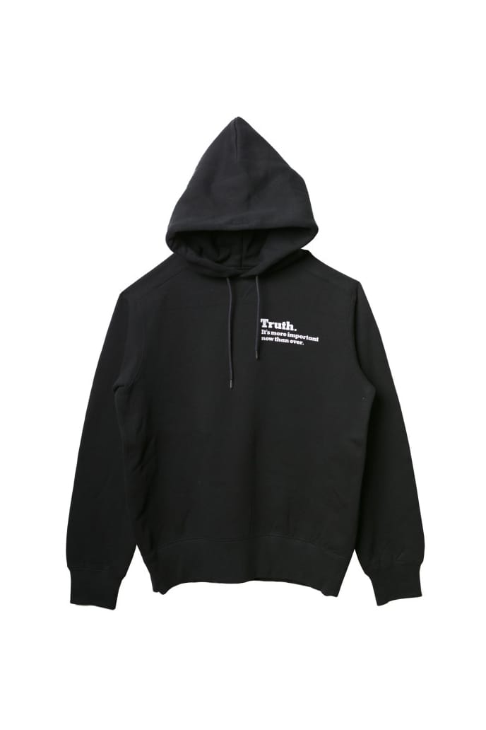 sacai x The New York Times より“ジャーナリズムの自由”を訴える