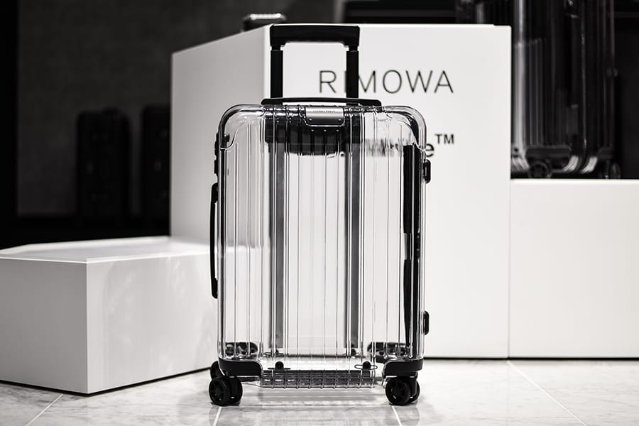 RIMOWA x Off-White™️ のコラボスーツケースにクローズアップ 