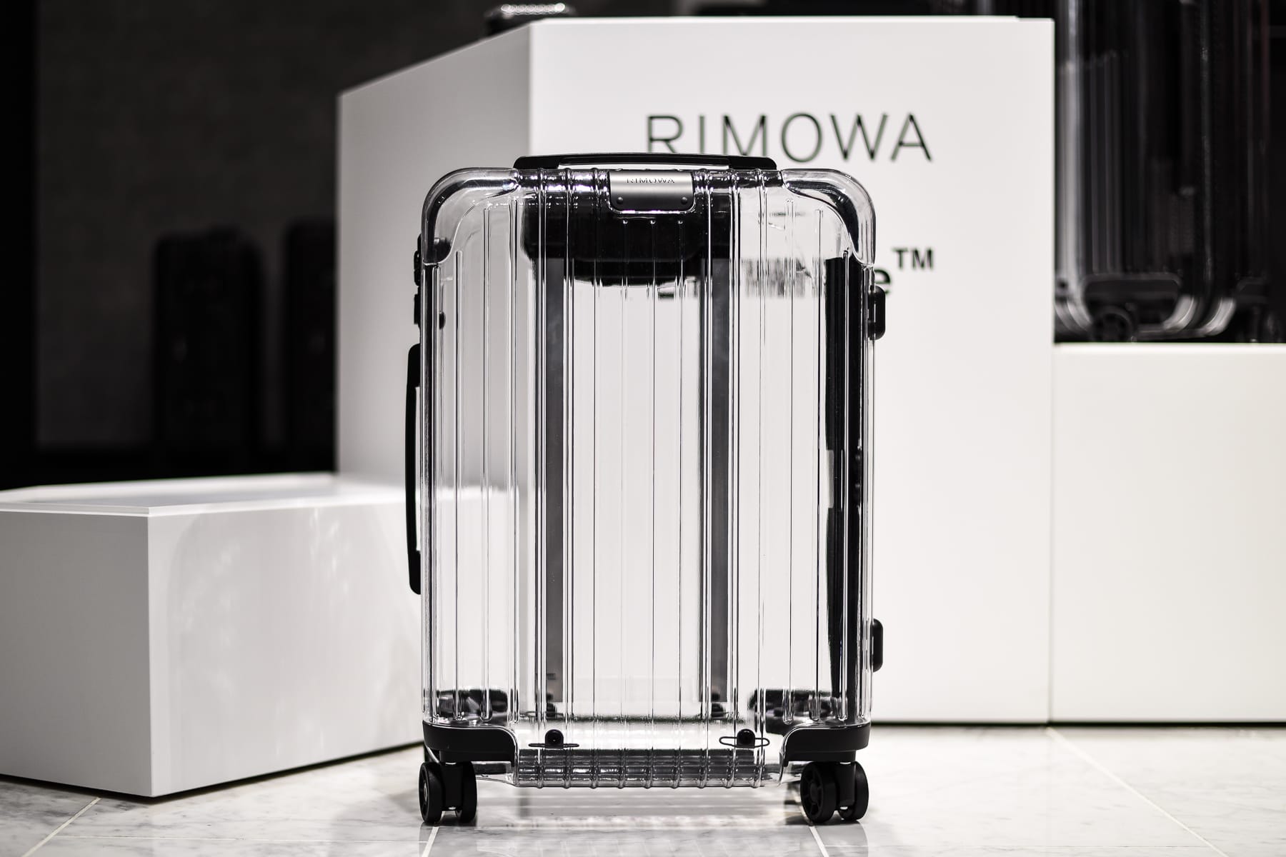 RIMOWA x Off-White™️ のコラボスーツケースにクローズアップ 