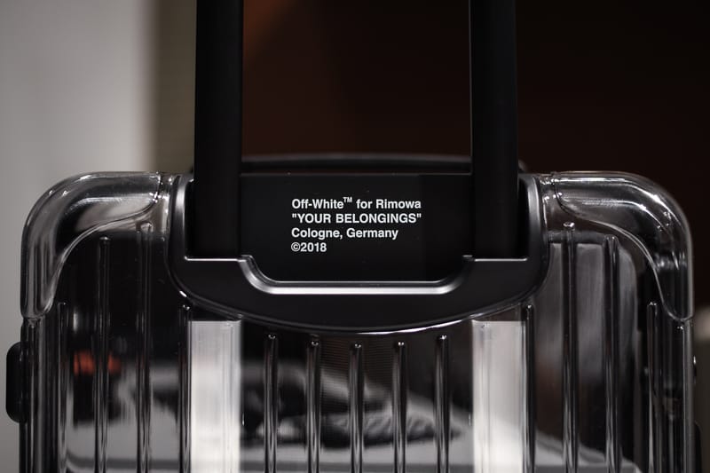 RIMOWA x Off-White™️ のコラボスーツケースにクローズアップ RIMOWA x Off-White™️ のコラボスーツケースにクローズアップ