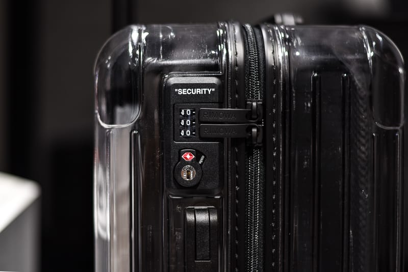 RIMOWA x Off-White™️ のコラボスーツケースにクローズアップ RIMOWA x Off-White™️ のコラボスーツケースにクローズアップ