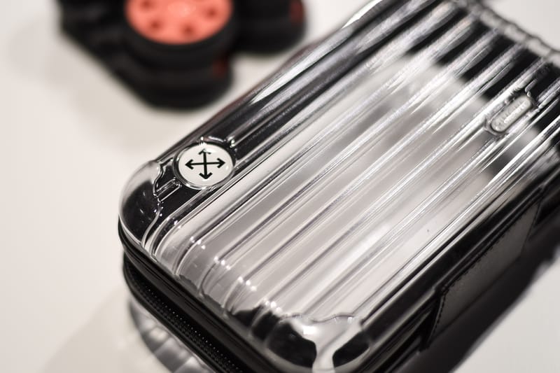 RIMOWA x Off-White™️ のコラボスーツケースにクローズアップ