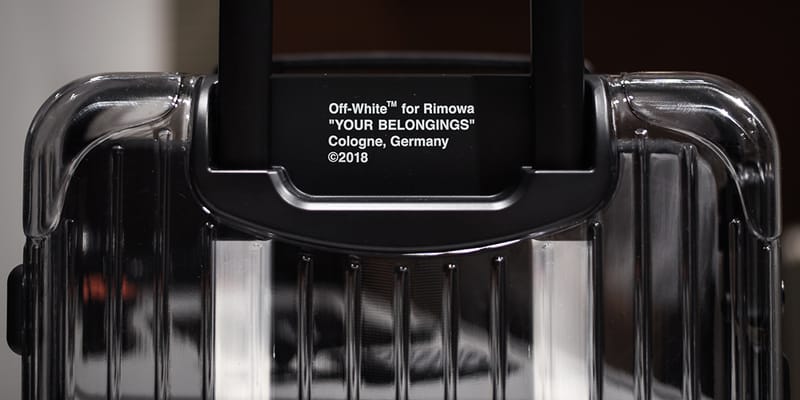 RIMOWA x Off-White™️ のコラボスーツケースにクローズアップ