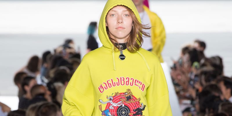 Vetements 2019年春夏コレクションにAR技術搭載の新作フーディがライン