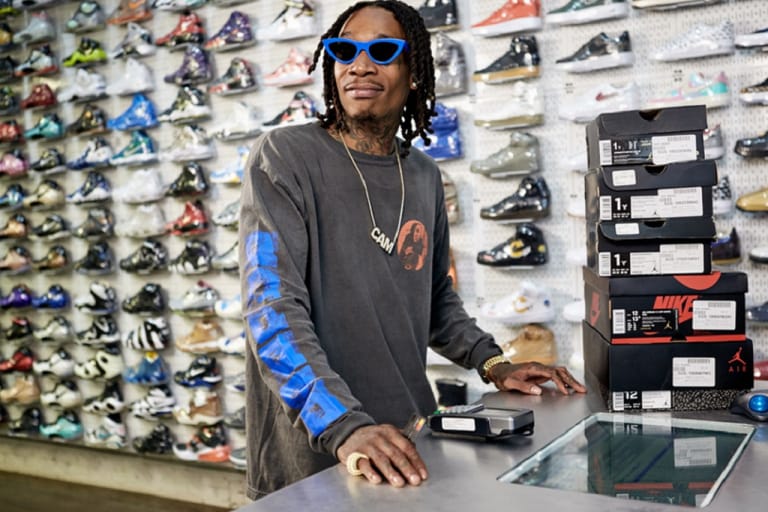 全身タトゥーまみれの人気ラッパー Wiz Khalifa が “Sneaker Shopping” に登場