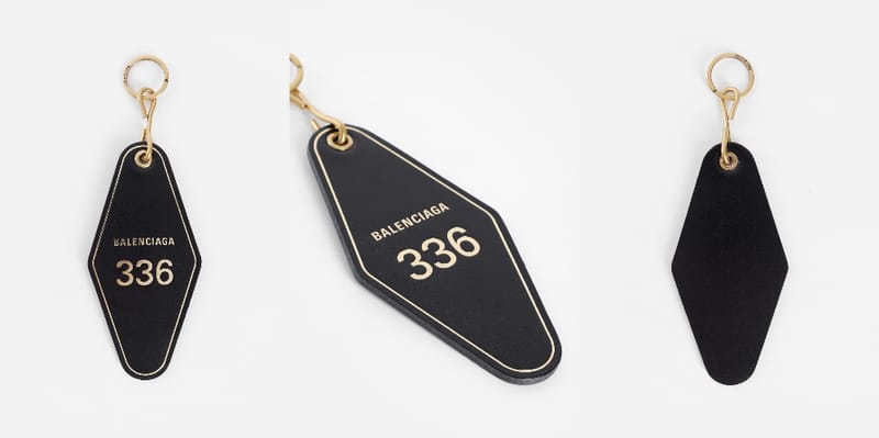 Balenciaga の次なるアイコンアイテムはホテルキーを模したキータグ