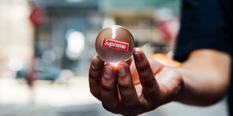 Supremeが配布する2018年秋冬の新作ノベルティアイテムは Supremeが配布する2018年秋冬の新作ノベルティアイテムは