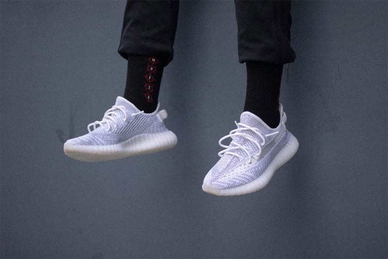 発売が待たれるYEEZY BOOST 350 V2 “Static”の着用ビジュアルを