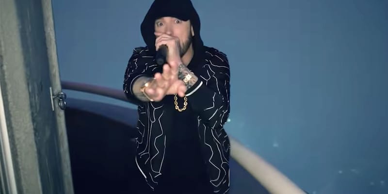 Eminem が夜のエンパイア・ステート・ビルディングの屋上で堂々のパフォーマンスを披露