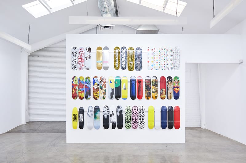 Supreme の歴代スケートデッキ＆アクセサリーが一堂に会した