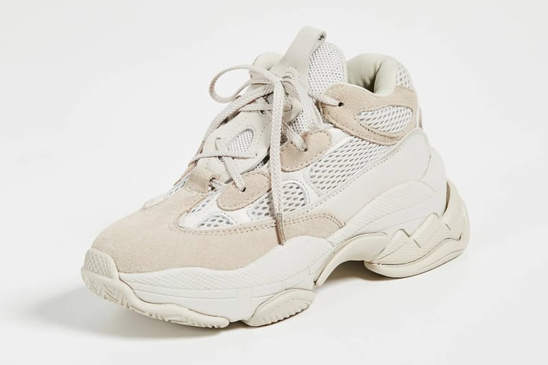 YEEZY 500とTriple Sを組み合わせたような大胆なデザインのスニーカー