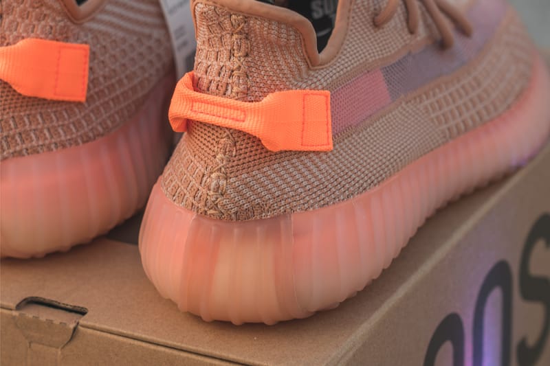 YEEZY BOOST 350 V2 “Clay” の着用画像でシューズのディテールに迫る