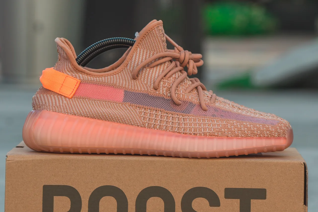 YEEZY BOOST 350 V2 “Clay” の着用画像でシューズのディテールに迫る