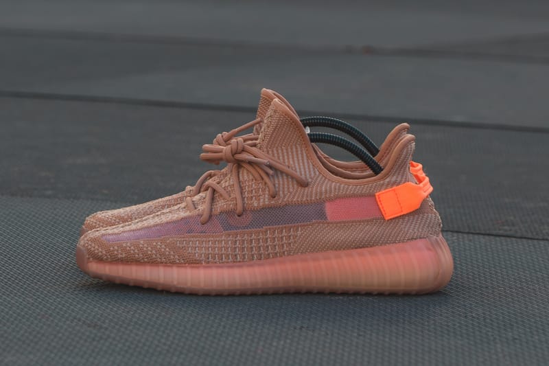 YEEZY BOOST 350 V2 “Clay” の着用画像でシューズのディテールに迫る