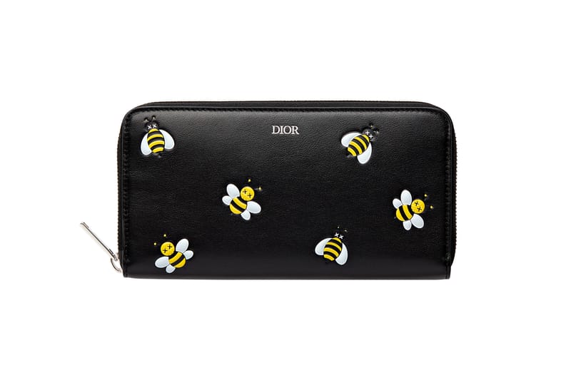 DIORよりKAWSが手がけた新“BEE”モチーフがレザー小物類として登場