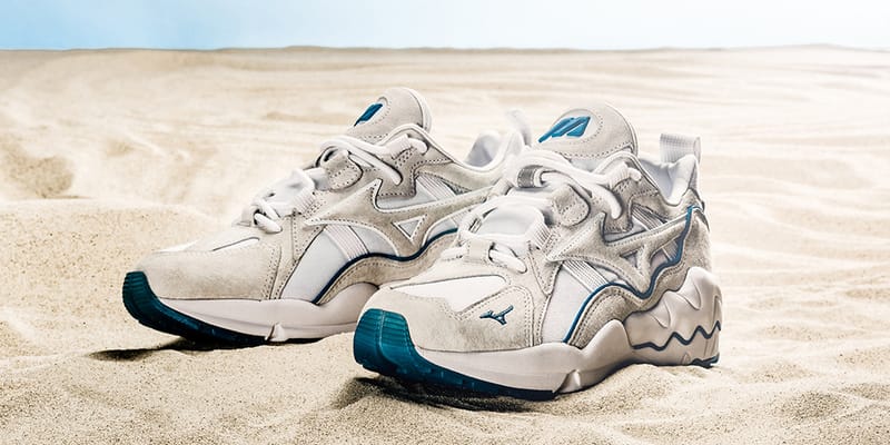 mizuno-wave-rider-1-sea-shore-