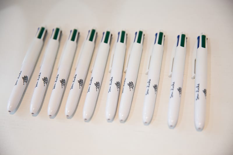 ビームス 原宿で開催中のトム・サックスのポップアップの様子を