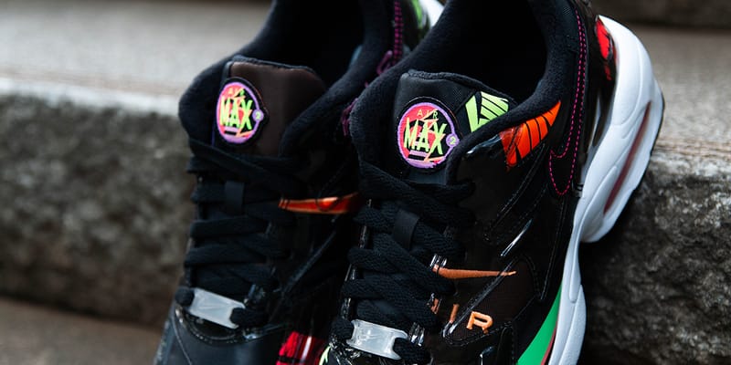 発売直前のNike Air Max2 Light atmos “Black”モデルにクローズ 発売直前のNike Air Max2 Light atmos “Black”モデルにクローズ